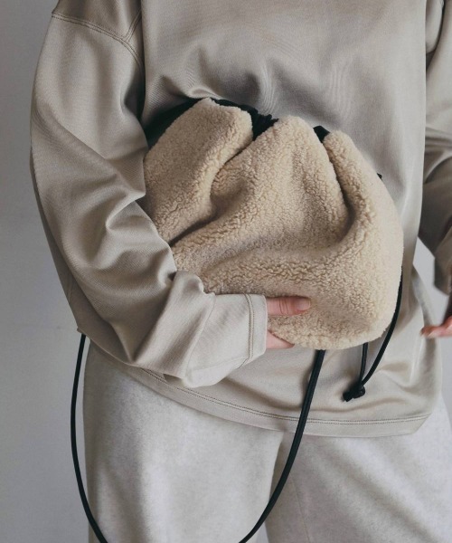 anuke(アンヌーク)の「anuke Reversible Boa Bag リバーシブルボアバッグ/62621003(ハンドバッグ・レディース・チャコールグレー/アイボリー・ONE SIZE)」の1枚目の写真