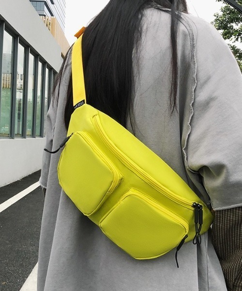 link lot(リンクロット)の「【ペットボトル収納可能】カラーナイロンショルダーバッグ(ショルダーバッグ・メンズ・グリーン/イエロー/オレンジ/レッド/ネイビー/ブラック・F)」の4枚目の写真