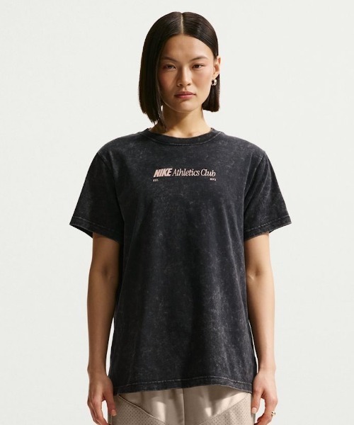 NIKE（ナイキ）の「ナイキ NIKE ナイキ   NSW CLSC BF バーシティ19 S/S Tシャツ（Tシャツ/カットソー・レディース・スモークピンク/ブラック/ネイビー・S/M/L/XL）」の2枚目の写真