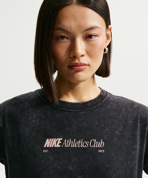 NIKE（ナイキ）の「ナイキ NIKE ナイキ   NSW CLSC BF バーシティ19 S/S Tシャツ（Tシャツ/カットソー・レディース・スモークピンク/ブラック/ネイビー・S/M/L/XL）」の16枚目の写真