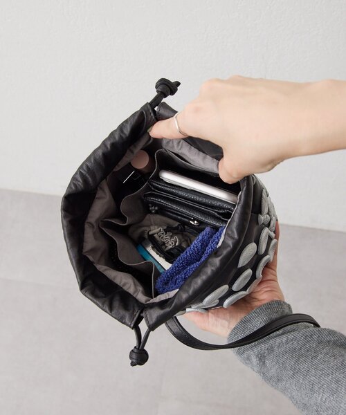 ear PAPILLONNER（イアパピヨネ）の「【kawa-kawa(カワカワ)】NO1551 putsu putsuポシェットバッグ（ショルダーバッグ・レディース・ブラック・FREE）」の6枚目の写真