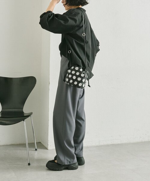 ear PAPILLONNER（イアパピヨネ）の「【kawa-kawa(カワカワ)】NO1551 putsu putsuポシェットバッグ（ショルダーバッグ・レディース・ブラック・FREE）」の9枚目の写真