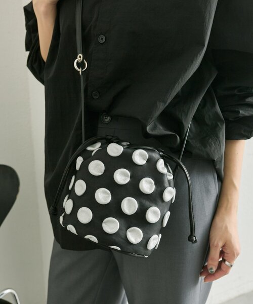 ear PAPILLONNER（イアパピヨネ）の「【kawa-kawa(カワカワ)】NO1551 putsu putsuポシェットバッグ（ショルダーバッグ・レディース・ブラック・FREE）」の2枚目の写真