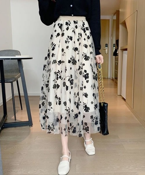Pittok(ピットク)の「花柄フロッキー チュールレーススカート(スカート・レディース・ベージュ/ブラック・MEDIUM)」の3枚目の写真