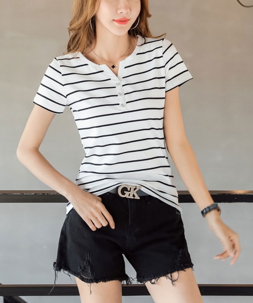 2ly2(トゥーリートゥー)の「ボーダーTシャツ レディース 半袖 ヘンリーネック 細見え カットソー(Tシャツ/カットソー・レディース・レッド/ブラウン/ホワイト/グレー/ネイビー・FREE)」の2枚目の写真