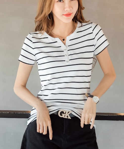 2ly2(トゥーリートゥー)の「ボーダーTシャツ レディース 半袖 ヘンリーネック 細見え カットソー(Tシャツ/カットソー・レディース・レッド/ブラウン/ホワイト/グレー/ネイビー・FREE)」の6枚目の写真