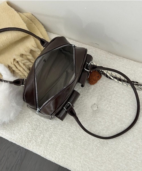 LETee(レティー)の「コンパクトなのにしっかり収納!トレンド感溢れるフロントポケットショルダーバッグ(ショルダーバッグ・レディース・ブラウン/ホワイト/ブルー/ブラック/レッド/ピンク・FREE)」の8枚目の写真