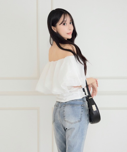 ALLuRing ChaRm(アリュリングチャーム)の「Slim Off-shoulder Blouse / スリムオフショルダーブラウス(Tシャツ/カットソー・レディース・ホワイト/ブラック・FREE)」の19枚目の写真