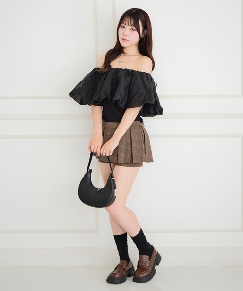 ALLuRing ChaRm(アリュリングチャーム)の「Slim Off-shoulder Blouse / スリムオフショルダーブラウス(Tシャツ/カットソー・レディース・ホワイト/ブラック・FREE)」の3枚目の写真
