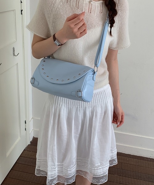 Chiina(チーナ)の「【Chiina】スタッズ付き2WAYバッグ(ハンドバッグ・レディース・ホワイト/ピンク/イエロー/ブルー/ブラック・FREE)」の4枚目の写真