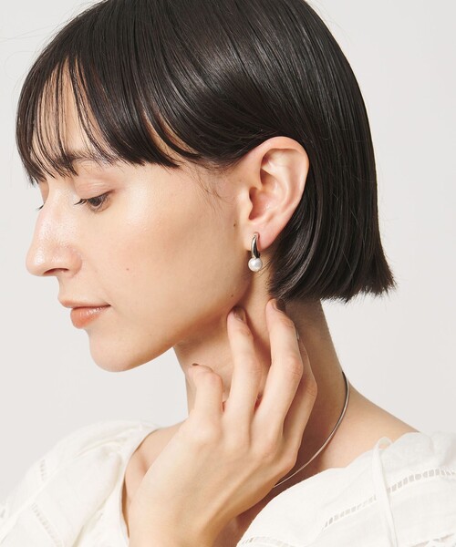 UNITED ARROWS（ユナイテッドアローズ）の「ハンギング イミテーションパール イヤリング（イヤリング・レディース・ゴールド/シルバー・FREE）」の4枚目の写真