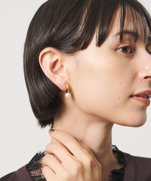 UNITED ARROWS（ユナイテッドアローズ）の「ハンギング イミテーションパール イヤリング（イヤリング・レディース・ゴールド/シルバー・FREE）」の5枚目の写真