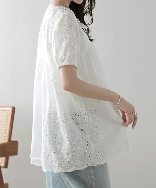 LUMIRA（アパレル）（ルミラ）の「大人可愛いパンチングレース パフスリーブ 半袖ブラウス レディース リボン付き 刺繍レース チュニックシャツ（シャツ/ブラウス・レディース・ホワイト・FREE）」の5枚目の写真