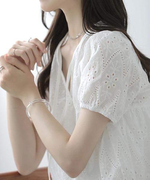 LUMIRA（アパレル）（ルミラ）の「大人可愛いパンチングレース パフスリーブ 半袖ブラウス レディース リボン付き 刺繍レース チュニックシャツ（シャツ/ブラウス・レディース・ホワイト・FREE）」の6枚目の写真