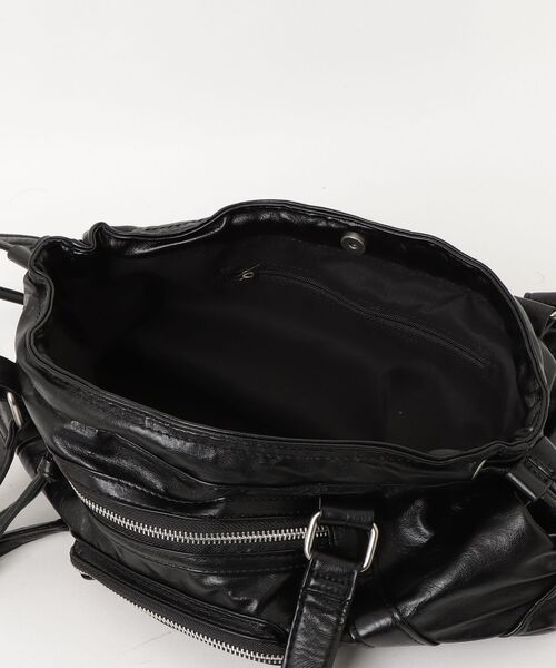 LETee(レティー)の「収納力とトレンド感を兼ね備えた、大人カジュアルな合皮ショルダーバッグ(ショルダーバッグ・レディース・ベージュ/ブラック/ホワイト・FREE)」の13枚目の写真