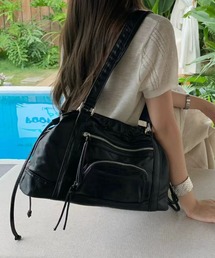 収納力とトレンド感を兼ね備えた、大人カジュアルな合皮ショルダーバッグ