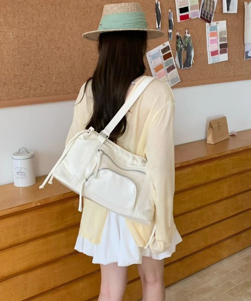 LETee(レティー)の「収納力とトレンド感を兼ね備えた、大人カジュアルな合皮ショルダーバッグ(ショルダーバッグ・レディース・ベージュ/ブラック/ホワイト・FREE)」の5枚目の写真