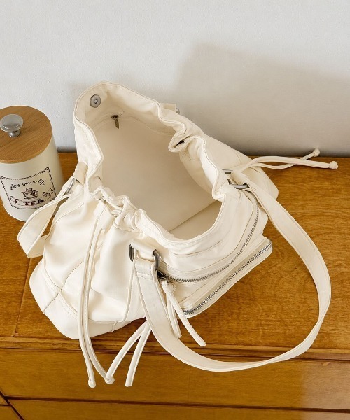LETee(レティー)の「収納力とトレンド感を兼ね備えた、大人カジュアルな合皮ショルダーバッグ(ショルダーバッグ・レディース・ベージュ/ブラック/ホワイト・FREE)」の6枚目の写真