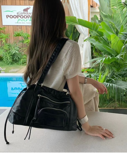 LETee(レティー)の「収納力とトレンド感を兼ね備えた、大人カジュアルな合皮ショルダーバッグ(ショルダーバッグ・レディース・ベージュ/ブラック/ホワイト・FREE)」の8枚目の写真