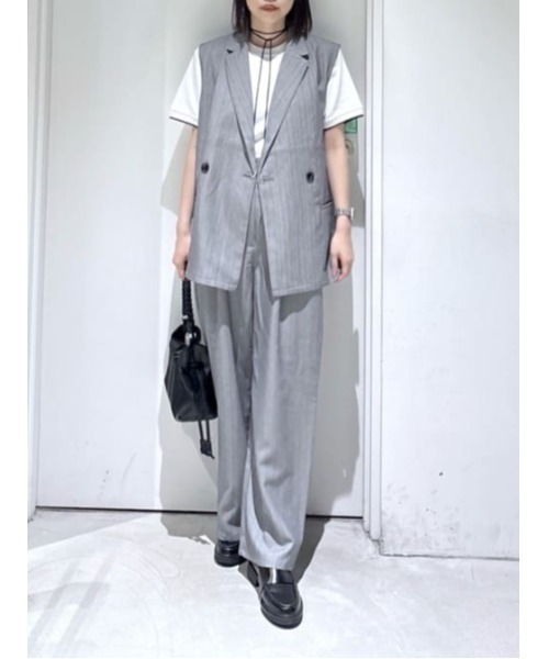 AZUL by moussy(アズールバイマウジー)の「【セットアップ対応】ストライプワンタックバレルワイドパンツ 秋服 夏服 きれい目【身長/骨格別着用画像あり】(スラックス・レディース・グレー系その他/ベージュ系その他・SMALL/MEDIUM)」の21枚目の写真