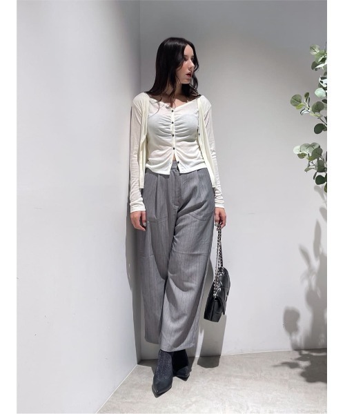 AZUL by moussy(アズールバイマウジー)の「【セットアップ対応】ストライプワンタックバレルワイドパンツ 秋服 夏服 きれい目【身長/骨格別着用画像あり】(スラックス・レディース・グレー系その他/ベージュ系その他・SMALL/MEDIUM)」の4枚目の写真