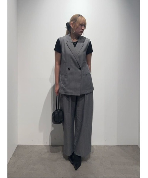 AZUL by moussy(アズールバイマウジー)の「【セットアップ対応】ストライプワンタックバレルワイドパンツ 秋服 夏服 きれい目【身長/骨格別着用画像あり】(スラックス・レディース・グレー系その他/ベージュ系その他・SMALL/MEDIUM)」の5枚目の写真