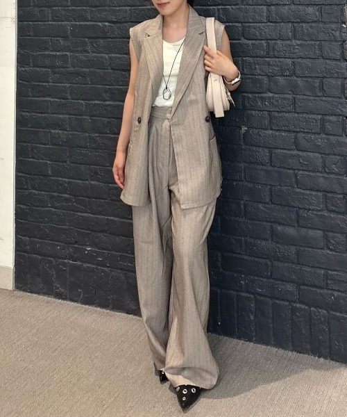 AZUL by moussy(アズールバイマウジー)の「【セットアップ対応】ストライプワンタックバレルワイドパンツ 秋服 夏服 きれい目【身長/骨格別着用画像あり】(スラックス・レディース・グレー系その他/ベージュ系その他・SMALL/MEDIUM)」の8枚目の写真