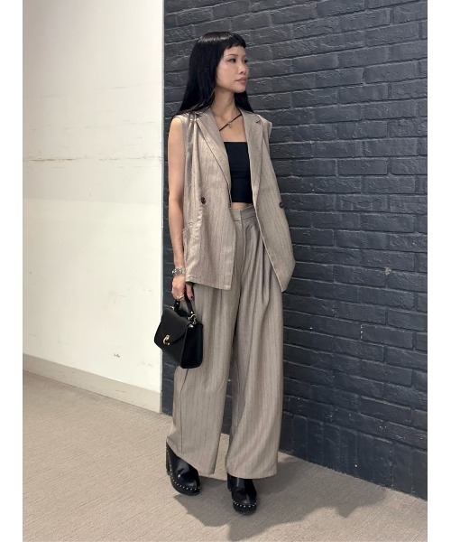 AZUL by moussy(アズールバイマウジー)の「【セットアップ対応】ストライプワンタックバレルワイドパンツ 秋服 夏服 きれい目【身長/骨格別着用画像あり】(スラックス・レディース・グレー系その他/ベージュ系その他・SMALL/MEDIUM)」の11枚目の写真