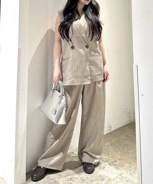 AZUL by moussy(アズールバイマウジー)の「【セットアップ対応】ストライプワンタックバレルワイドパンツ 秋服 夏服 きれい目【身長/骨格別着用画像あり】(スラックス・レディース・グレー系その他/ベージュ系その他・SMALL/MEDIUM)」の14枚目の写真