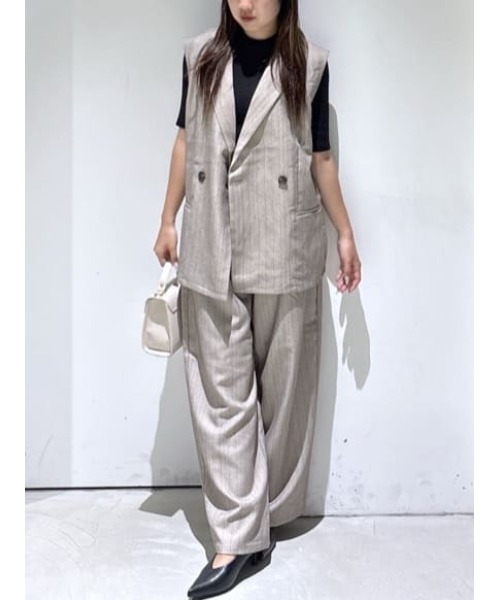 AZUL by moussy(アズールバイマウジー)の「【セットアップ対応】ストライプワンタックバレルワイドパンツ 秋服 夏服 きれい目【身長/骨格別着用画像あり】(スラックス・レディース・グレー系その他/ベージュ系その他・SMALL/MEDIUM)」の15枚目の写真