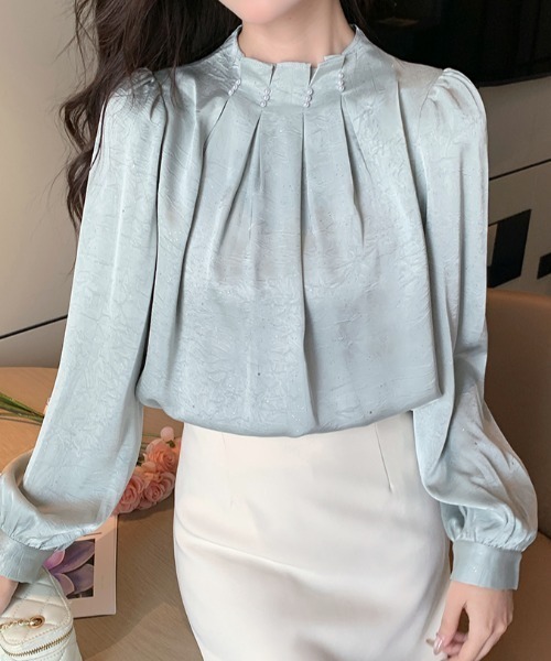 AMAJI(アマジ)の「ビジュー付き ハイネック サテン長袖シャツ(シャツ/ブラウス・レディース・ライトグリーン・SMALL/MEDIUM/LARGE/X-LARGE)」の1枚目の写真