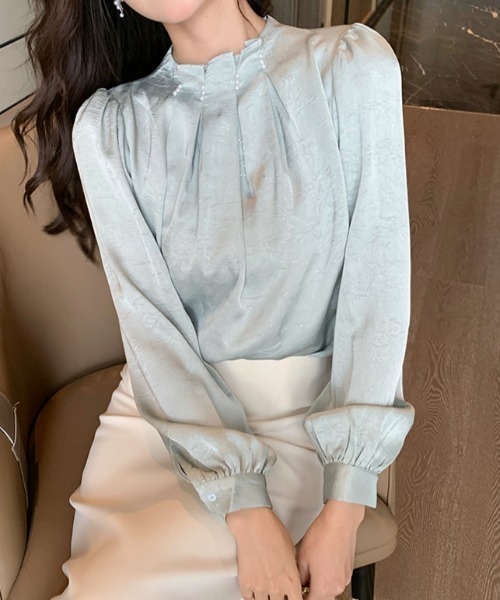 AMAJI(アマジ)の「ビジュー付き ハイネック サテン長袖シャツ(シャツ/ブラウス・レディース・ライトグリーン・SMALL/MEDIUM/LARGE/X-LARGE)」の2枚目の写真