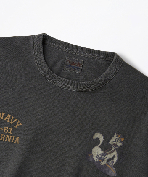 OUTSTANDING(アウトスタンディング)の「MIL SERIES LONG SLEEVE(BOMBING CAT)_PIGMENT CHARCOAL(Tシャツ/カットソー・メンズ・その他・MEDIUM/LARGE/X-LARGE)」の3枚目の写真