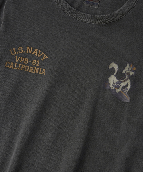 OUTSTANDING(アウトスタンディング)の「MIL SERIES LONG SLEEVE(BOMBING CAT)_PIGMENT CHARCOAL(Tシャツ/カットソー・メンズ・その他・MEDIUM/LARGE/X-LARGE)」の4枚目の写真