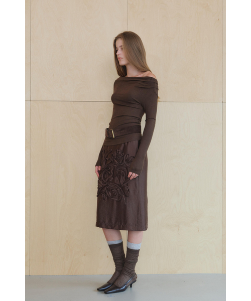 KUME(クメ)の「アシンメトリーオフショルダーシャーリングトップ ブラウン(Tシャツ/カットソー・レディース・その他・SMALL/MEDIUM)」の2枚目の写真
