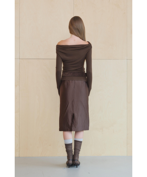 KUME(クメ)の「アシンメトリーオフショルダーシャーリングトップ ブラウン(Tシャツ/カットソー・レディース・その他・SMALL/MEDIUM)」の3枚目の写真