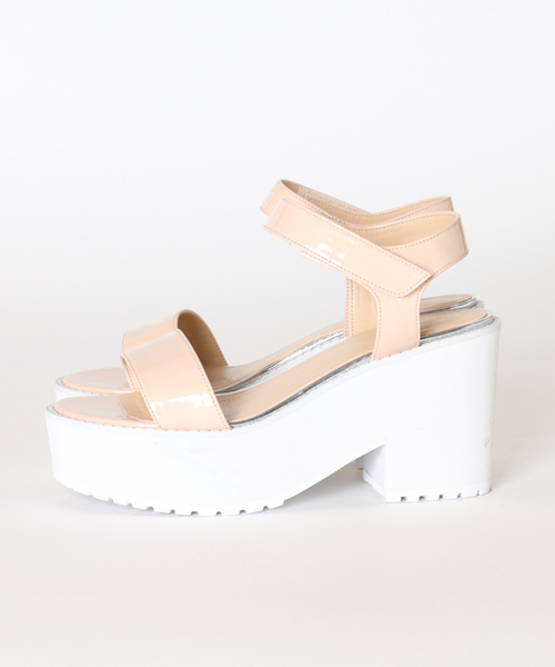 goocy(グーシー)の「ボリュームエナメルサンダル(サンダル・レディース・ブラック/ピンクベージュ/ホワイト・25cm/23㎝/24cm)」の5枚目の写真