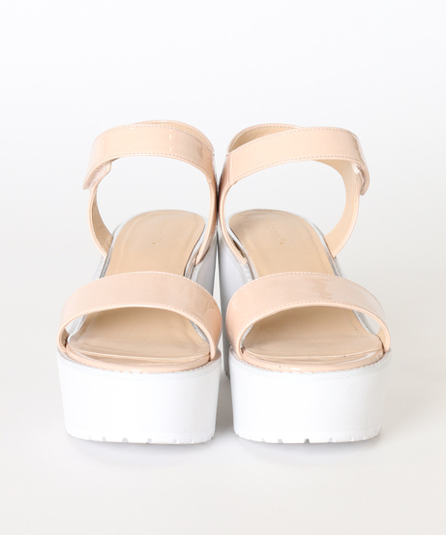 goocy(グーシー)の「ボリュームエナメルサンダル(サンダル・レディース・ブラック/ピンクベージュ/ホワイト・25cm/23㎝/24cm)」の6枚目の写真