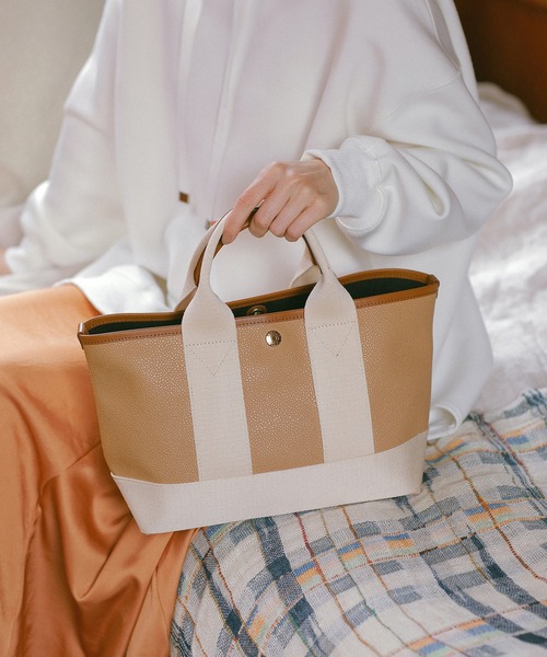 Breath TOPKAPI（ブレストプカピ）の「【VERY 10月号掲載】【Breath TOPKAPI /ブレス トプカピ】【撥水】スコッチグレイン ネオレザー ミニ トートバッグ（トートバッグ・レディース・クリーム/ブラック/グレイッシュベージュ/ネイビー/ライトピンク/ライトグレー/ワインレッド/ブルー/ライトベージュ/ブラウン/ベージュ系/イエロー系/グリーン系その他/ベージュ/ダークネイビー/カーキブラウン/キャメル/ピンク系その他/ラベンダー・FREE）」の6枚目の写真