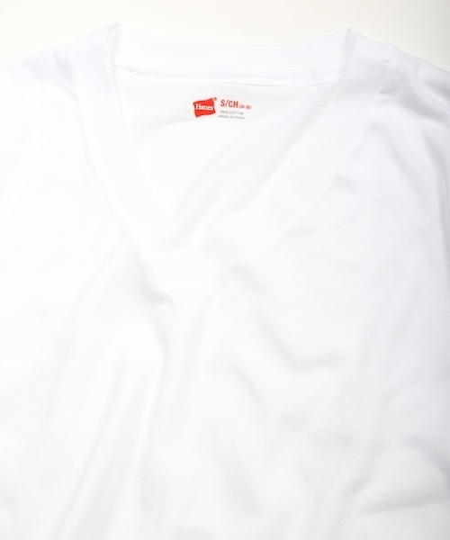 HANES（ヘインズ）の「【HANES】【究極の定番インナー】赤パック 3P Tシャツ ソフトな着心地 Vネック 丸胴・タグレス（Tシャツ/カットソー・メンズ・ホワイト・SMALL/MEDIUM/LARGE/X-LARGE）」の3枚目の写真