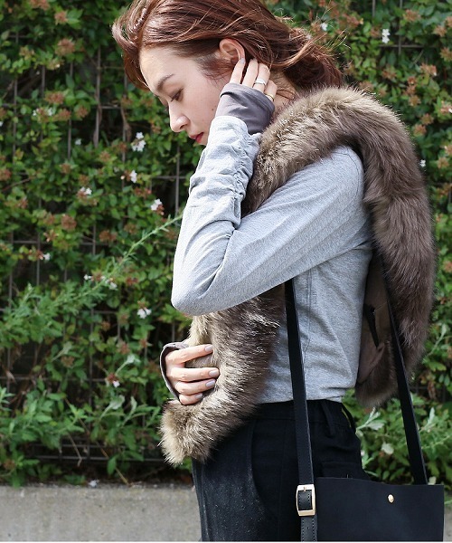 reca（レカ）の「ボリュームフェイクファーロングファーティペット（ストール/ショール・レディース・グレー/ブラウン/ベージュ/ブラック/ブラックミックス/オフホワイト・FREE）」の6枚目の写真