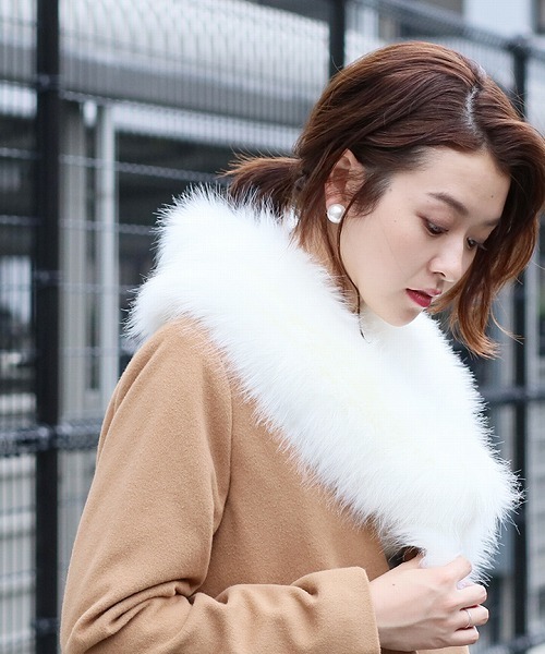 reca（レカ）の「ボリュームフェイクファーロングファーティペット（ストール/ショール・レディース・グレー/ブラウン/ベージュ/ブラック/ブラックミックス/オフホワイト・FREE）」の2枚目の写真