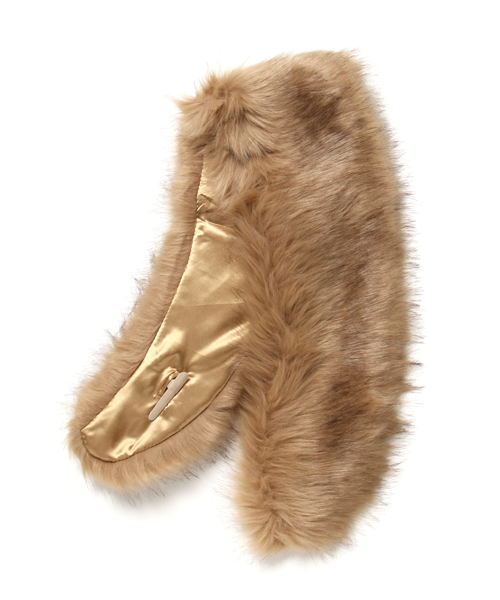 reca（レカ）の「ボリュームフェイクファーロングファーティペット（ストール/ショール・レディース・グレー/ブラウン/ベージュ/ブラック/ブラックミックス/オフホワイト・FREE）」の16枚目の写真