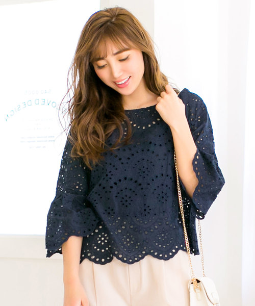 KOBE LETTUCE(コウベレタス)の「フレアスリーブスカラップヘム刺繍レースコットンブラウス(シャツ/ブラウス・レディース・オフホワイト/ライトイエロー/ラベンダー/サックスブルー/ネイビー/ベージュ・FREE)」の4枚目の写真