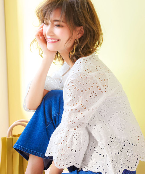 KOBE LETTUCE(コウベレタス)の「フレアスリーブスカラップヘム刺繍レースコットンブラウス(シャツ/ブラウス・レディース・オフホワイト/ライトイエロー/ラベンダー/サックスブルー/ネイビー/ベージュ・FREE)」の2枚目の写真