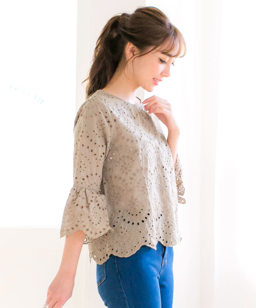 KOBE LETTUCE(コウベレタス)の「フレアスリーブスカラップヘム刺繍レースコットンブラウス(シャツ/ブラウス・レディース・オフホワイト/ライトイエロー/ラベンダー/サックスブルー/ネイビー/ベージュ・FREE)」の3枚目の写真