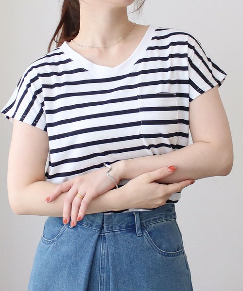 Social GIRL（ソーシャルガール）の「シンプルベーシックＶネックＴシャツ（Tシャツ/カットソー・レディース・ホワイト/ブラック/ライトグレー/ブラック×ホワイト/ホワイト×ブラック/マジェンタ/オリーブ/ブラック系その他/ホワイト系その他/グレー系その他/レッド/ホワイト系その他4/ホワイト系その他2/ホワイト系その他3/ブラック系その他2/ブラック系その他3/ベージュ/ネイビー/モカ/カーキ/パープル/ピンク/イエロー/オレンジ・LL/M/3L/L/S）」の2枚目の写真