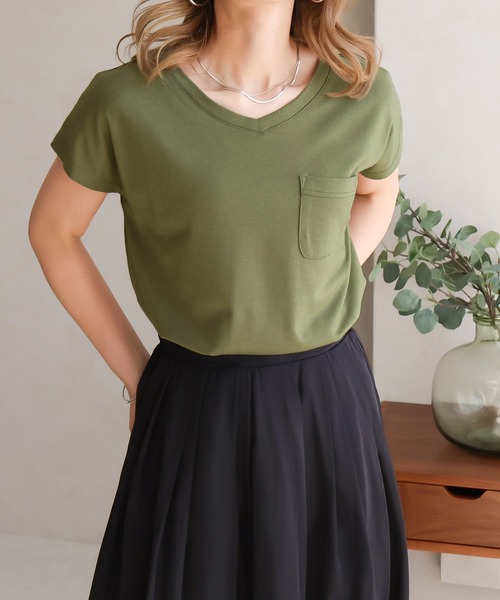 Social GIRL（ソーシャルガール）の「シンプルベーシックＶネックＴシャツ（Tシャツ/カットソー・レディース・ホワイト/ブラック/ライトグレー/ブラック×ホワイト/ホワイト×ブラック/マジェンタ/オリーブ/ブラック系その他/ホワイト系その他/グレー系その他/レッド/ホワイト系その他4/ホワイト系その他2/ホワイト系その他3/ブラック系その他2/ブラック系その他3/ベージュ/ネイビー/モカ/カーキ/パープル/ピンク/イエロー/オレンジ・LL/M/3L/L/S）」の17枚目の写真