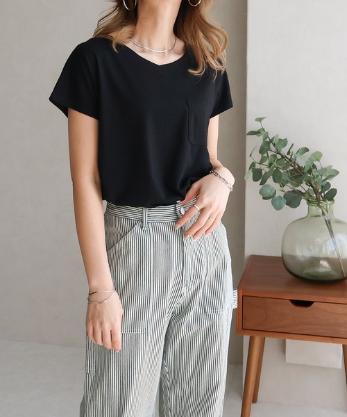 Social GIRL（ソーシャルガール）の「シンプルベーシックＶネックＴシャツ（Tシャツ/カットソー・レディース・ホワイト/ブラック/ライトグレー/ブラック×ホワイト/ホワイト×ブラック/マジェンタ/オリーブ/ブラック系その他/ホワイト系その他/グレー系その他/レッド/ホワイト系その他4/ホワイト系その他2/ホワイト系その他3/ブラック系その他2/ブラック系その他3/ベージュ/ネイビー/モカ/カーキ/パープル/ピンク/イエロー/オレンジ・LL/M/3L/L/S）」の7枚目の写真