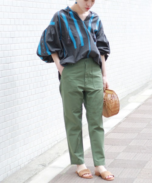 JOURNAL STANDARD relume（ジャーナルスタンダード　レリューム）の「バックサテン ベイカー テーパード パンツ（カーゴパンツ・レディース・カーキ・34/36/38/40）」の5枚目の写真